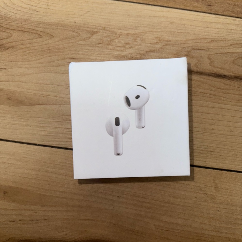 Apple 4th gen AirPods Active Noise Cancelling